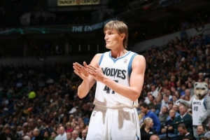 杨毅：基里连科能从1防到4 特科格鲁处理球比奥多姆强 贾米森能攻