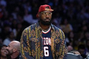 颤抖吧！美媒：湖人战绩来到5胜2负 别忘了詹姆斯可还没打呢