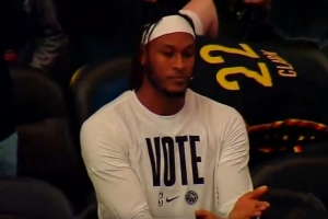 翻篇了？特纳重回步行者主场遭漫天嘘声 面对镜头做合书动作