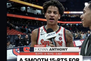 甜瓜儿子基扬大学首秀15分！詹姆斯：好样的小侄子 向你致敬🫡