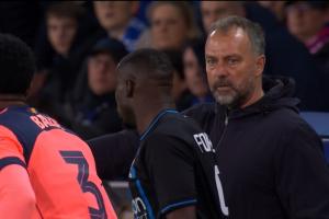 巴萨1-2落后布鲁日！场边的弗里克非常生气，眼神要喷火了😡