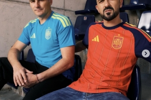 🫡功勋传奇出镜！阿迪邀卡西和比利亚为西班牙世界杯球衣预热