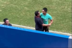 你惹他干嘛！马宁全运会激情出示红牌，云南主帅拉都拉不住😬