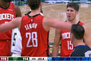 😠横！申京强吃特纳2+1杀死比赛！秀肌肉庆祝💪