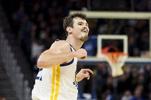 波斯特高位送击地妙传撕开防线 希尔德接球轻松上进