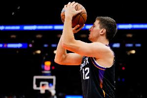 半场12分！吉莱斯皮：布克决策果断 我就专注于接球投篮