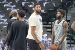 浓眉明显发福！达拉斯球迷：我们这儿有最好的厨师 AD换布朗尼！