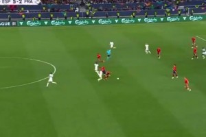 防不住就放倒！网友：法国队给了亚马尔梅西般的“待遇”