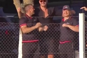 约基奇的赛马又赢了！这笑得比夺冠都开心啊！😂