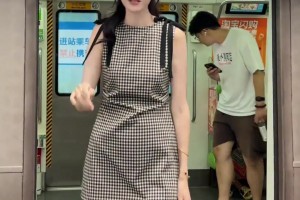 这大长腿！许诺：沉浸式体验两米女生坐地铁的苦恼~