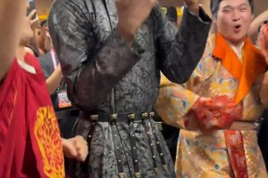 维金斯西安行身穿当地特色服装跳舞 配乐还是《护花使者》🤣