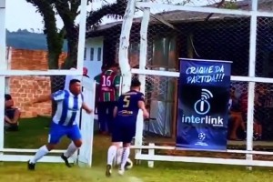 逆天！球员被顶飞到场外后直接把对手关门外了，盘外招真多🤣