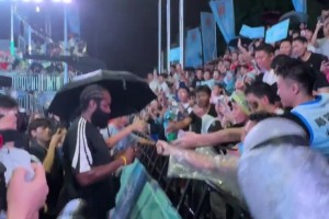 中国首座巨幅哈登球场揭幕 哈登雨中参加活动为球迷签名