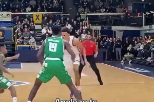 外星人！来自2米24的持球变向单打！感觉进不进全看文班的手感！