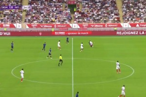 红牌罚下！恰尔汗奥卢铲倒万德森，裁判出示第二张黄牌