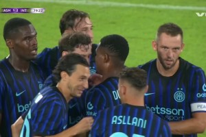 个人能力！博尼中场断球后突入禁区，面对三人包夹将球打进