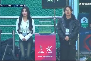 身材比真好！韩国演员朴圣光和妻子来现场看林加德比赛😍