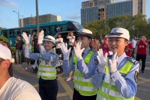 苏超独有的魅力！警花上阵与球迷一起互动❤