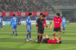 蒙超球员在马宁面前“演戏”，结局可想而知。。。😱