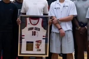 好看吗兄弟们？WNBA休赛期安洁-里斯登上维密内衣秀