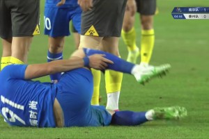 😅啊这！前中超球员冯伯元苏超赛场争抢时击打对手面部染黄！