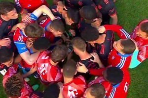 两年前拜仁球员赛后围在一起看多特比赛结果，随后庆祝冠军🫠