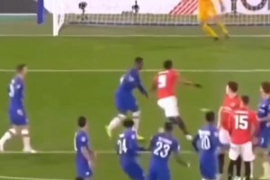 这就是足球的美妙吧！皮球在空中划出一道漂亮的弧线！