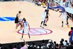 解说依力谈周鹏肘击对手：这是非常恶劣，违反体育道德精神的动作