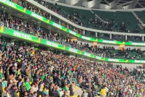 哀莫大于心死！实拍：工体现场球迷高喊“恭喜海牛，还我国安”