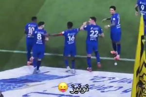 好惨！看台球迷扔水瓶精准集中努涅斯的脸，米林还好接住了🫠