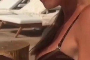 囧！2岁萌女儿狂拉卡里乌斯娇妻的比基尼泳裤😆