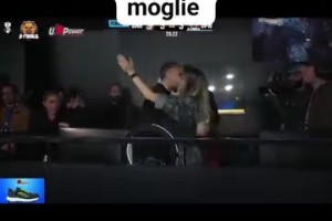 维埃里和卡里乌斯老婆拥抱，旁边维埃里老婆表情亮了😆