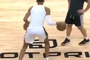 加内特曾言：同样7尺6，姚明移动太缓慢，而文班却像后卫一样打球