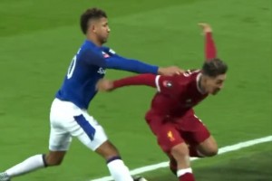 在赛场上受欺负了怎么办？菲尔米诺：干回去就完了！