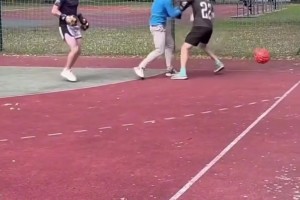 一言不合就打架！这是一种新足球运动吗😂