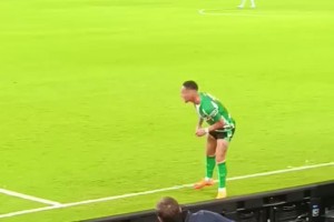 圆神发力！安东尼喝水时发现球队发起进攻，立马要球助攻队友破门