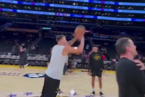 哪有军训教官的🤣东契奇赛前飙中圈三分，助教们俯卧撑愿赌服输