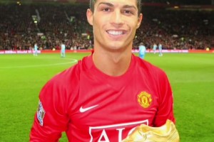 2008年，C罗在英超联赛中以31个进球夺得金靴奖🔥