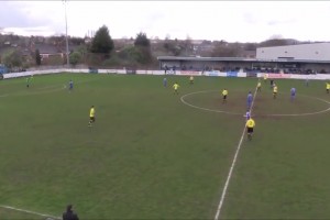 这位球员是最能过人的！当比格犬乱入足球比赛！