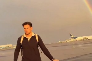 今晚好运加持？拜仁抵达巴黎时遇见落日彩虹 🌈