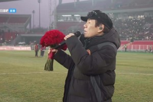 辽宁铁人夺冠庆典，歌手赵传演唱《我很丑，可是我很温柔》