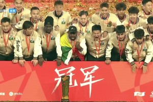 冠军全家福🔥！中甲冠军辽宁铁人全队与中甲冠军金杯合影留念