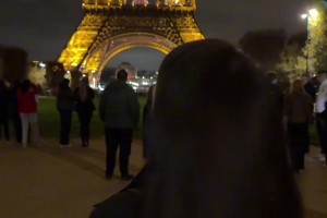 去旅游啦！小七晒视频：在巴黎铁塔下臭个美吧🙊